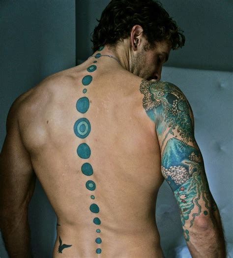 tatouage colone vertebrale homme|Top +20 des idées de tatouages pour le dos